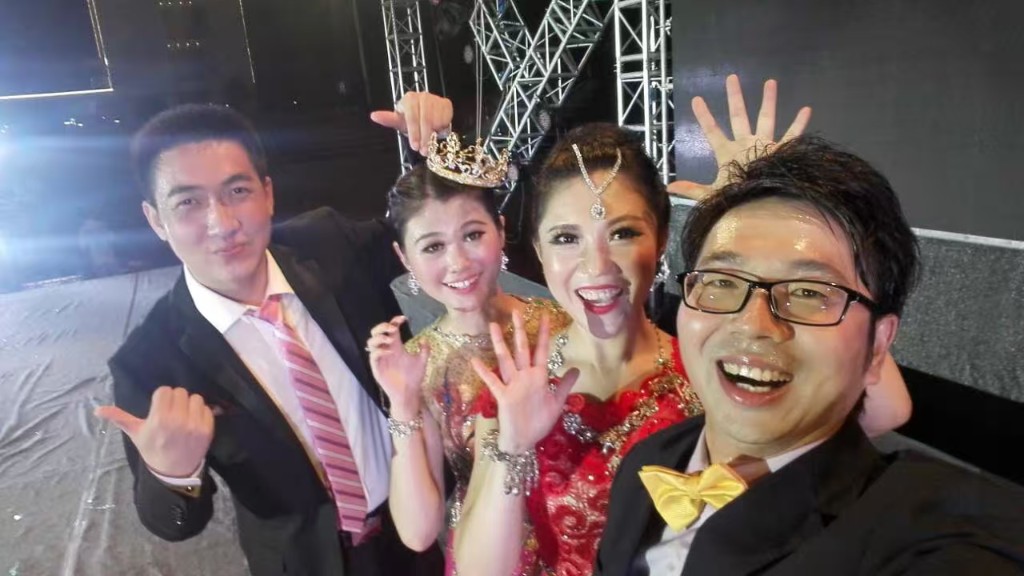 公司级大型晚会主持现场(活动结束后合影)